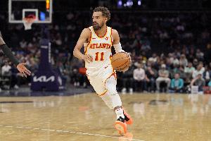 火力全开！特雷-杨半场13投7中轰21分6助 得分全场最高！