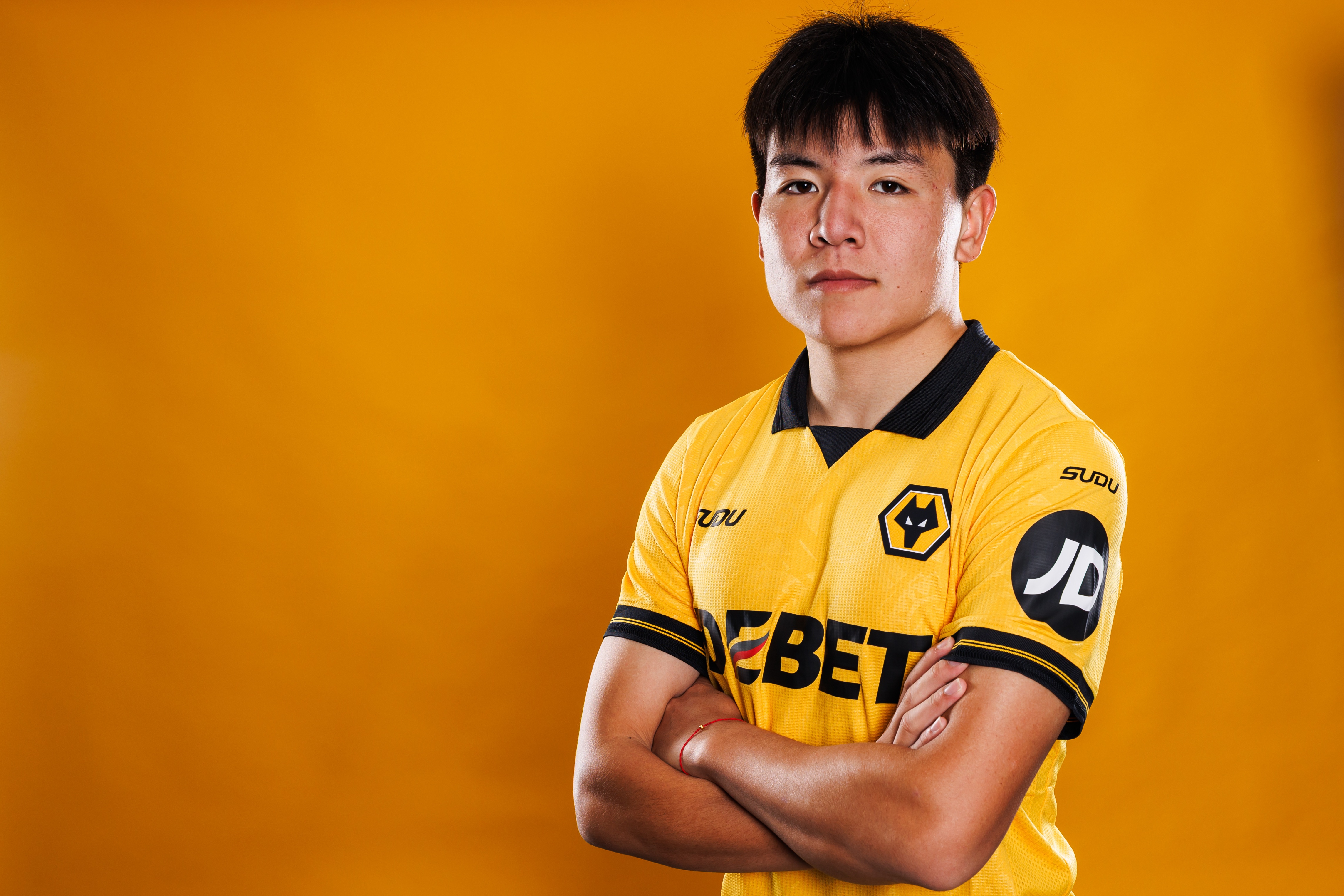 闯荡英伦！央视：21岁徐彬与狼队签下的是一纸长约