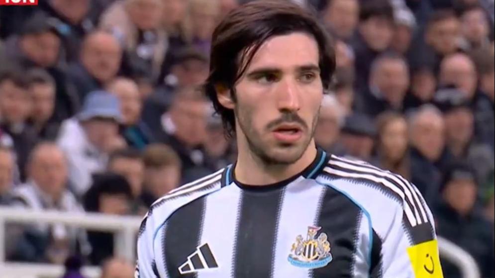 神剧情！补时绝杀，曼联1-2纽卡：多打1人还输了，告别了11轮不败